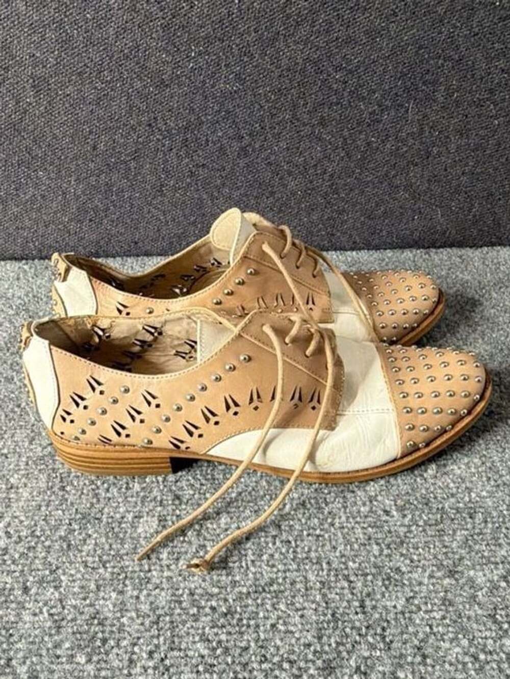 Sam Edelman Jayna Studded Cut-Out Oxford Lace-Up Shoes Tan and White Size 8M